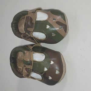 BirdRock Baby Leather Camo Mary Jane Soft size 2 Shoes  25